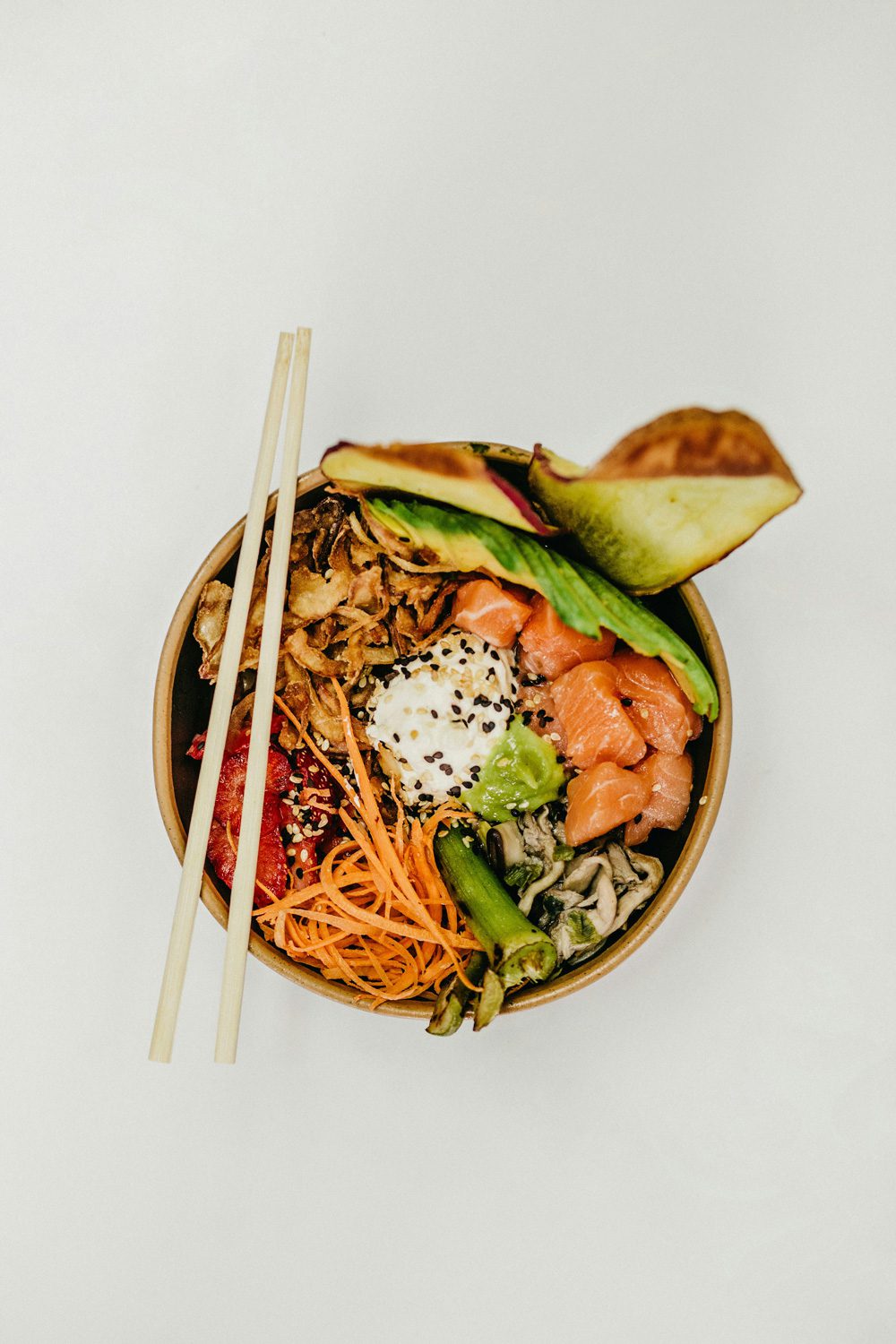 brainfood-nootropics-vergleich 3 Gehirn mit leuchtenden Nervenbahnen symbolisiert Nootropika Wirkung