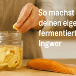 Hände bereiten in einer hellen Küche fermentierten Ingwer zu, indem sie frische Ingwerscheiben in ein Glas mit Flüssigkeit geben.