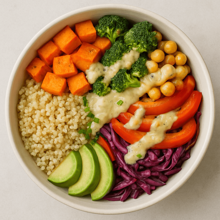 Bowl mit Quinoa, gerösteten Süßkartoffeln, Brokkoli, Kichererbsen, rotem Paprika, Rotkohl und Avocado